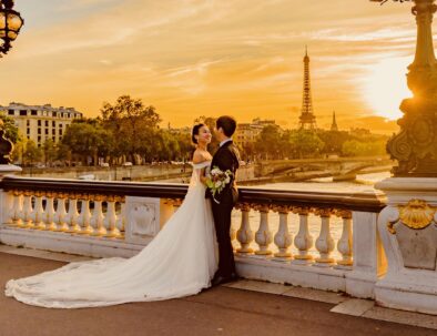 Couple-de-mariés-sur-pont-devant-la-tour-Eiffel
